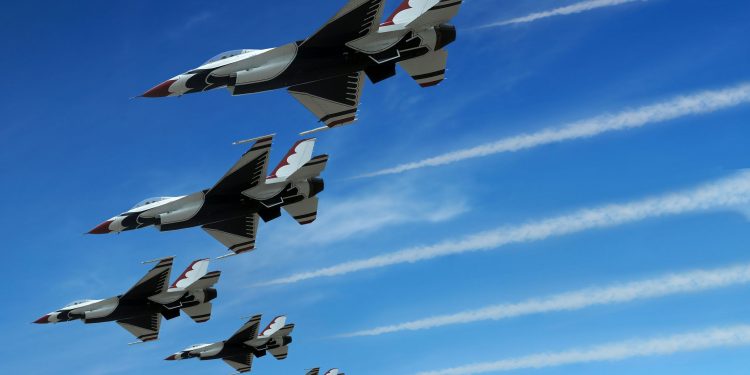 Thunderbirds Flying in 2015 Owensboro Air Show